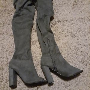 Gray knee open.toe boots